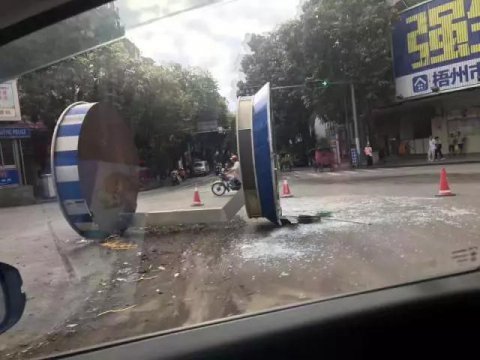 交通崗亭“橫躺”馬路上，究竟怎么回事？