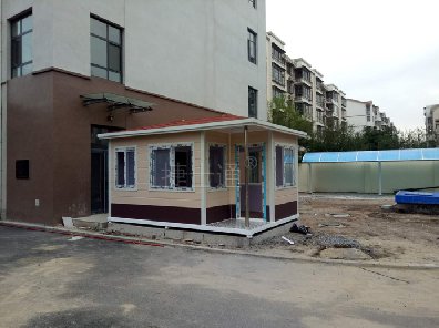 含站臺雕花板崗?fù)らT衛(wèi)亭位于靜海凱通花園附近